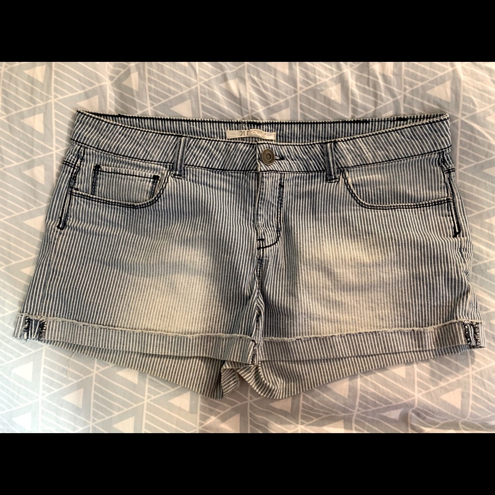 Cute striped jean shorts!